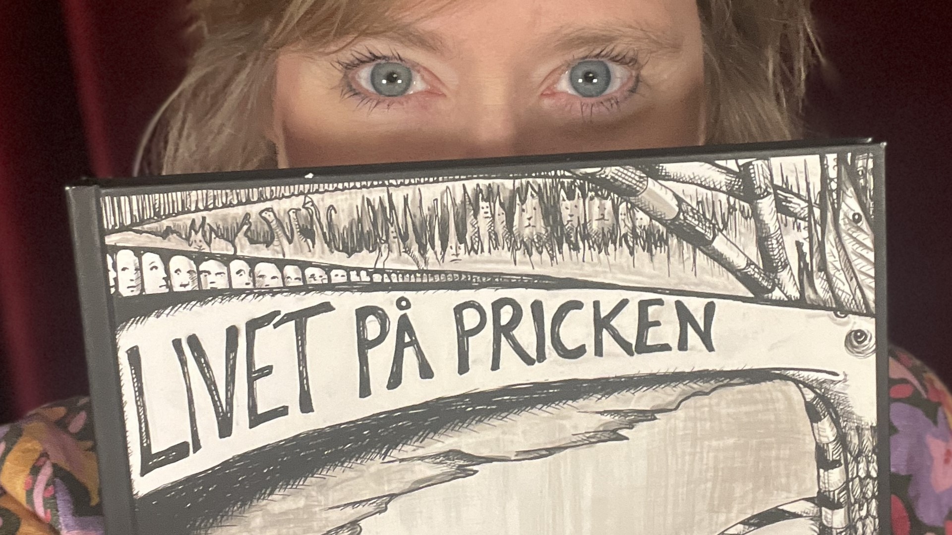 Kvinna bakom bok.