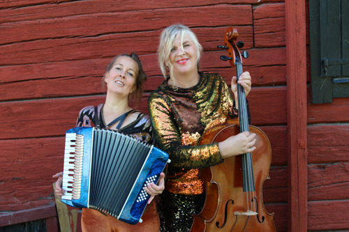Två kvinnor med instrument. En spelar dragspel och den andra cello
