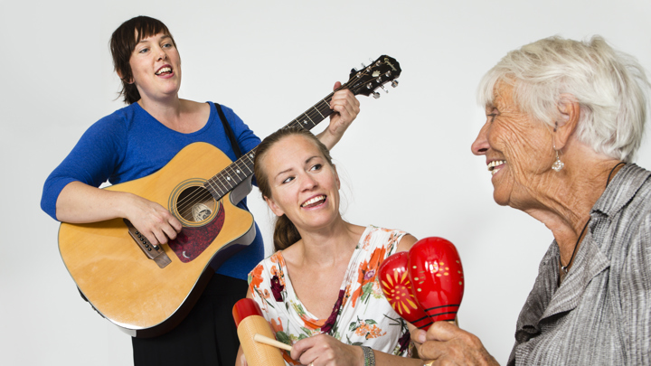 Tre kvinnor med instrumenten gitarr, gurka och maraccas.