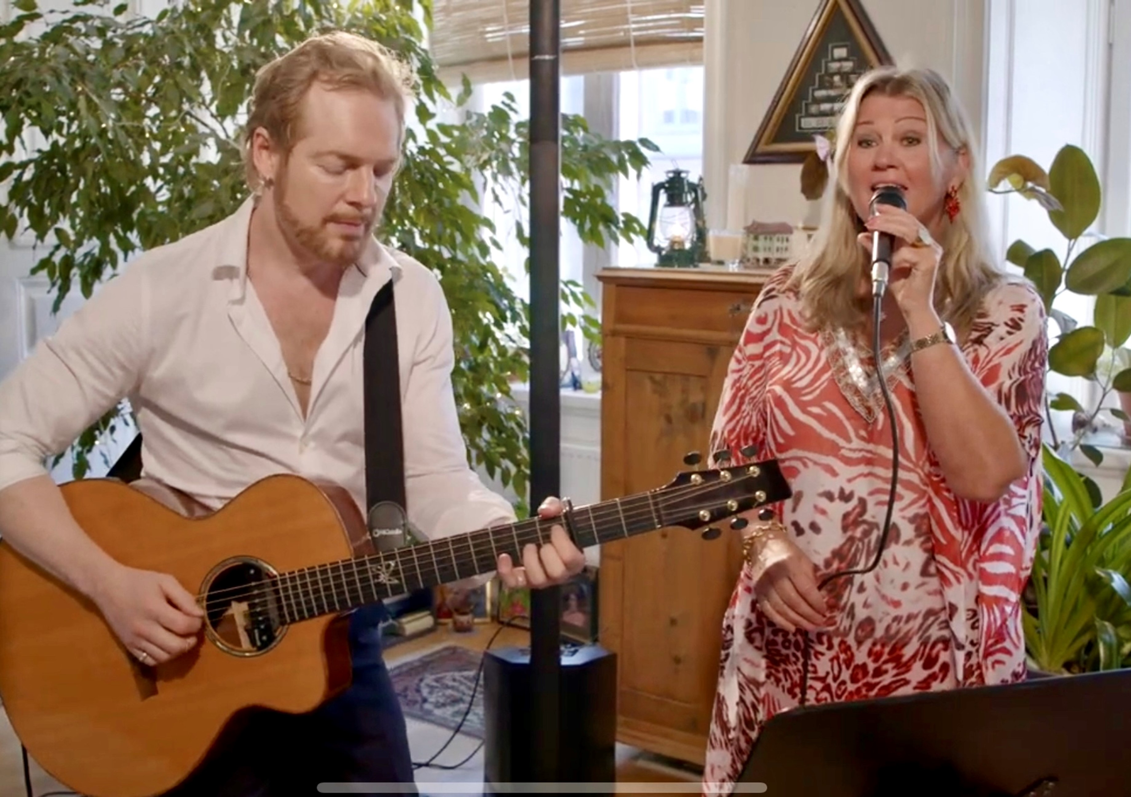 Bilden föreställer artisterna Sussie Holm som sjunger och Jimmy Wahlsten som spelar gitarr.